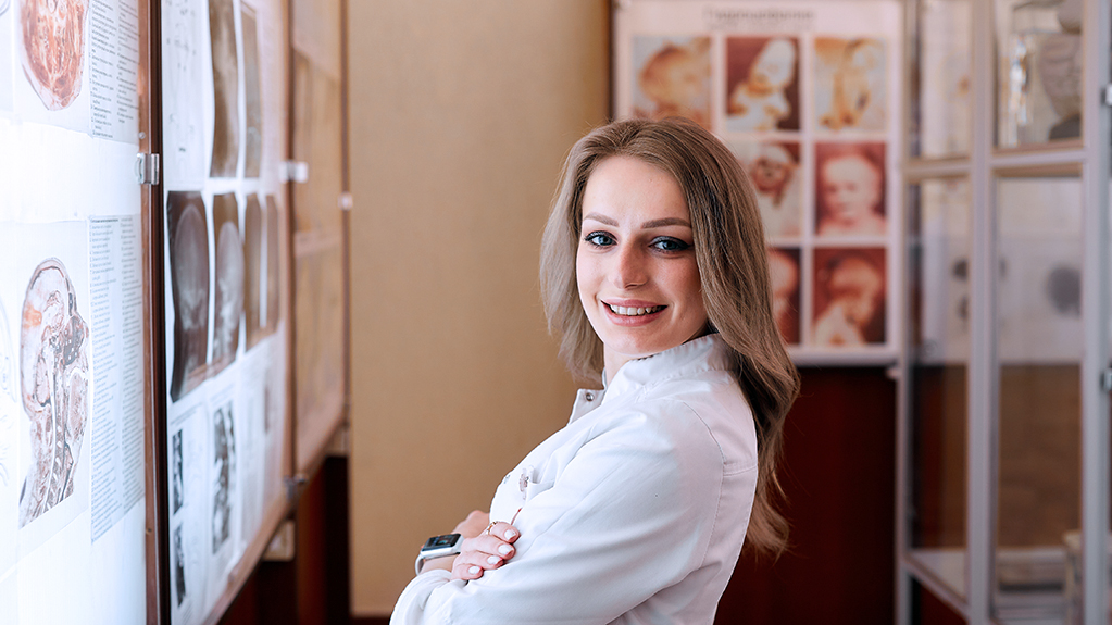 A curator stands in front of a human anatomy display in a museum